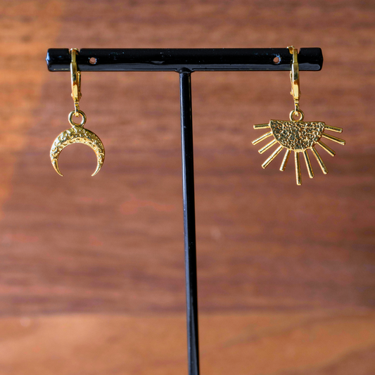 Boucles d'oreilles Isis lune et soleil dorés