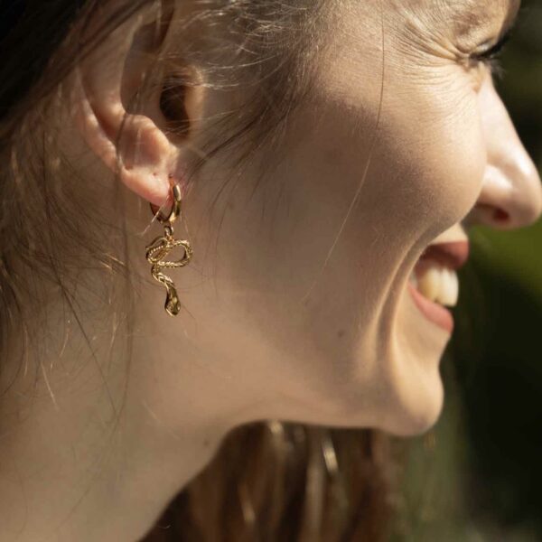 Boucles d'oreilles symbolique serpent Ananta, dorées à l'or fin 24 carats, placage 1 micron.