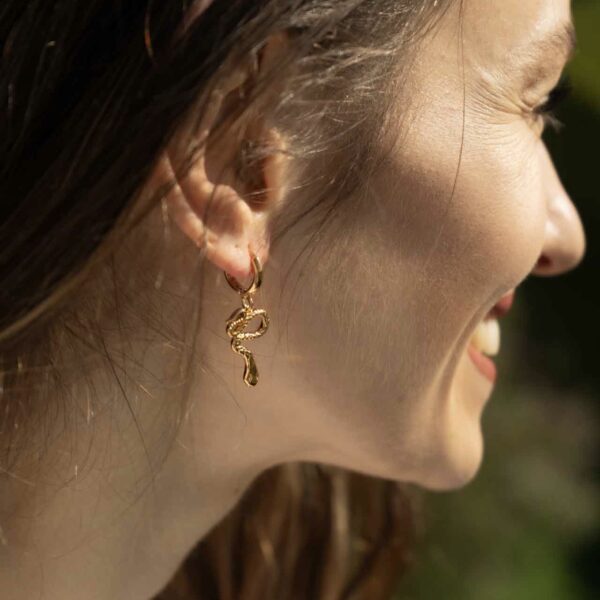 Boucles d'oreilles symbolique serpent Ananta, dorées à l'or fin 24 carats, placage 1 micron.