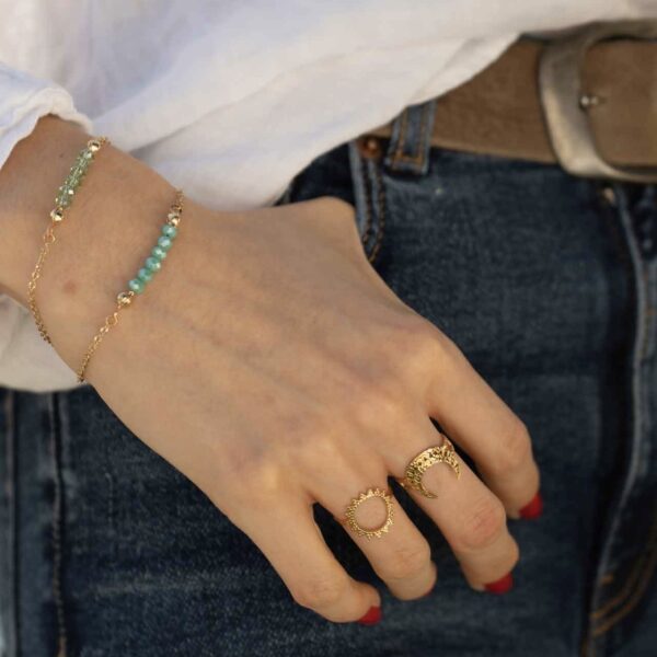 Bracelet matière Maïa, perles à facettes colorées et chaîne en acier inoxydable, résistante à l'eau.