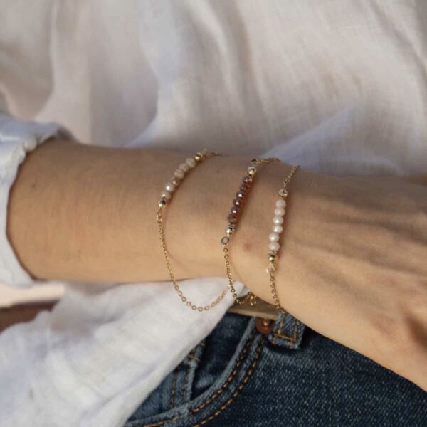 Bracelet matière Maïa, perles à facettes colorées et chaîne en acier inoxydable, résistante à l'eau.