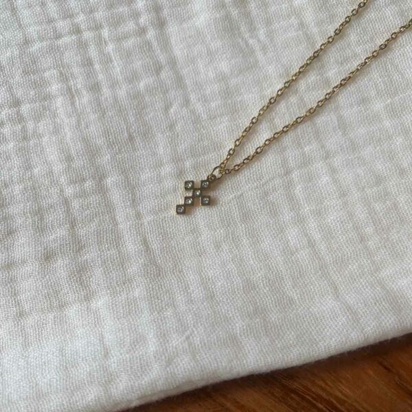 Collier symbolique croix Cara en acier inoxydable doré
